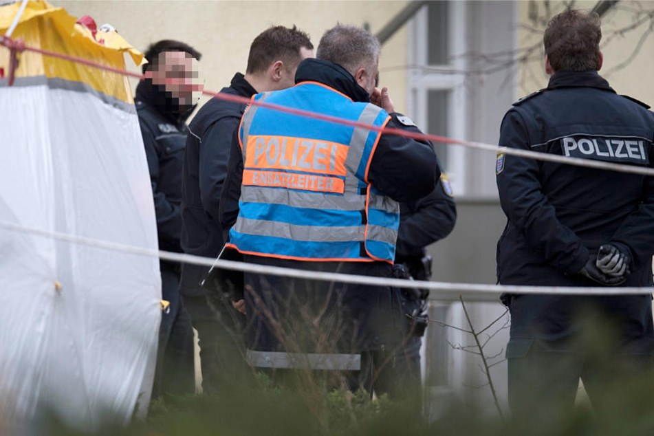 Beamte der Kriminalpolizei und des Landeskriminalamtes sicherten am Tatort die Spuren.
