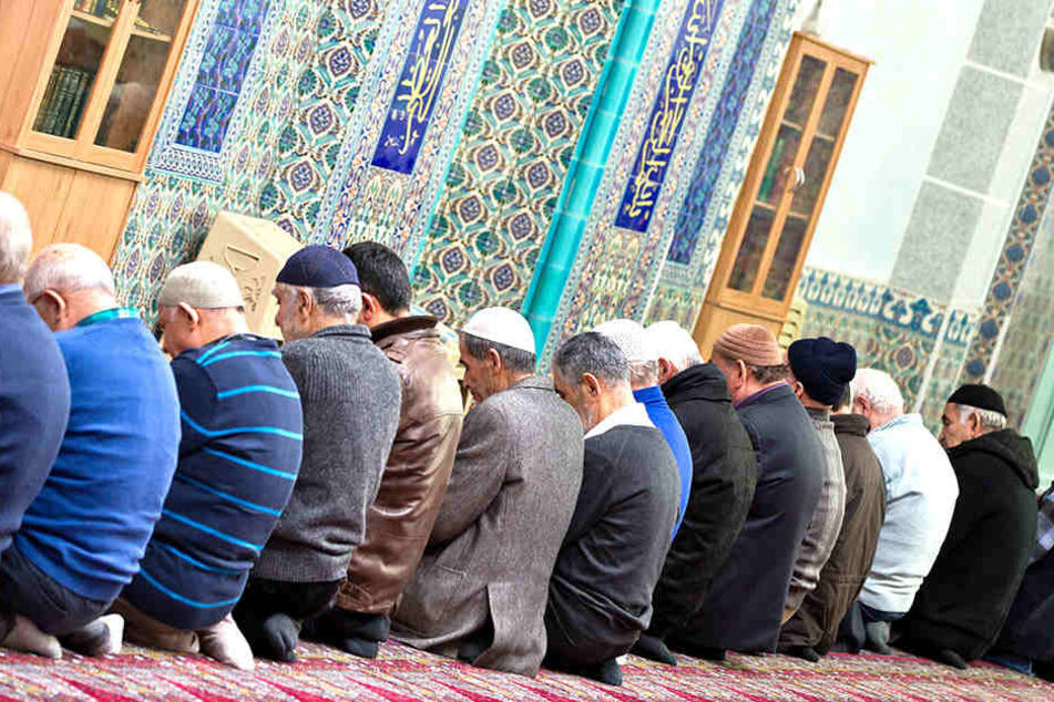 Betende Gläubige in einer Moschee.