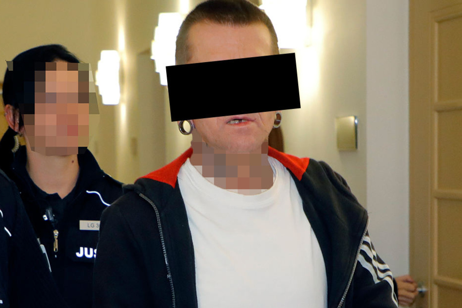 Torsten B. (50) traf seinen Lebensgefährten am Dienstag im Landgericht wieder, sitzt ebenfalls in einer JVA.