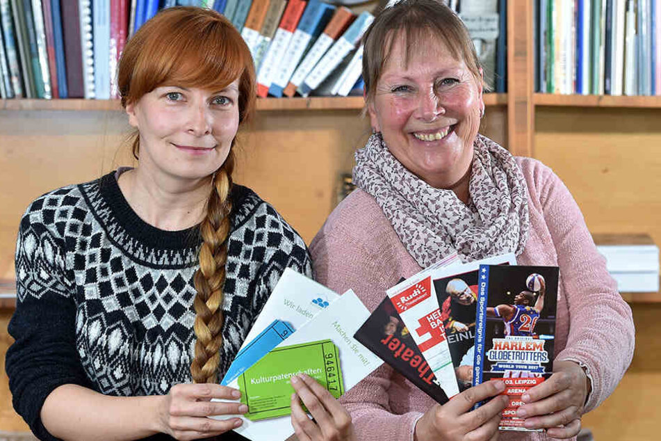 Heidrun Frank (59, re.) und Christiane Strohbach (33) vermitteln in der "KulturLoge" Tickets für Kultur- und Sportveranstaltungen.