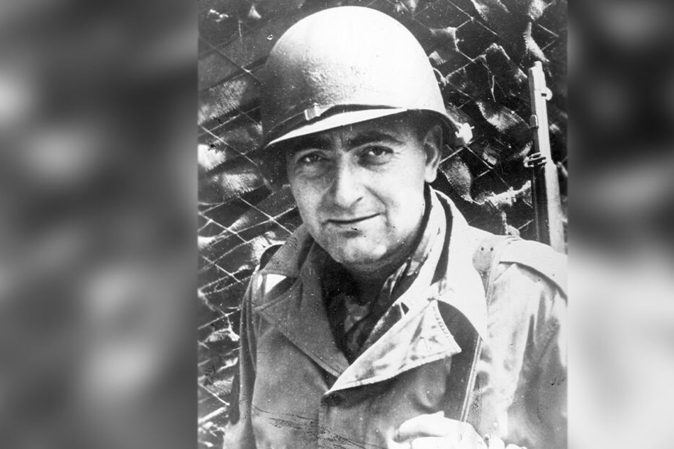 Ja, er ist es! Stefan Heym kehrte 1994 in US-amerikanischer Uniform nach Europa zurück.