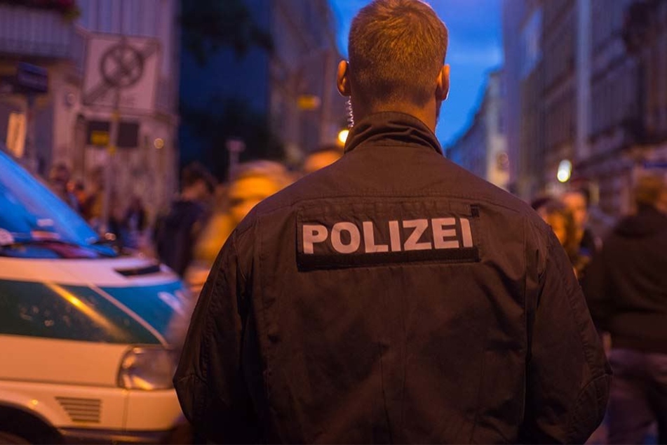 In der Louisenstraße soll ein 21-Jähriger mehrere Passanten angetanzt haben.