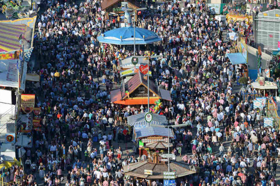 Der 56-jährige Manni G. wollte bei einem Notarzteinsatz auf dem Oktoberfest Gaffer vertreiben und wurde selbst übel zugerichtet (Symbolbild).