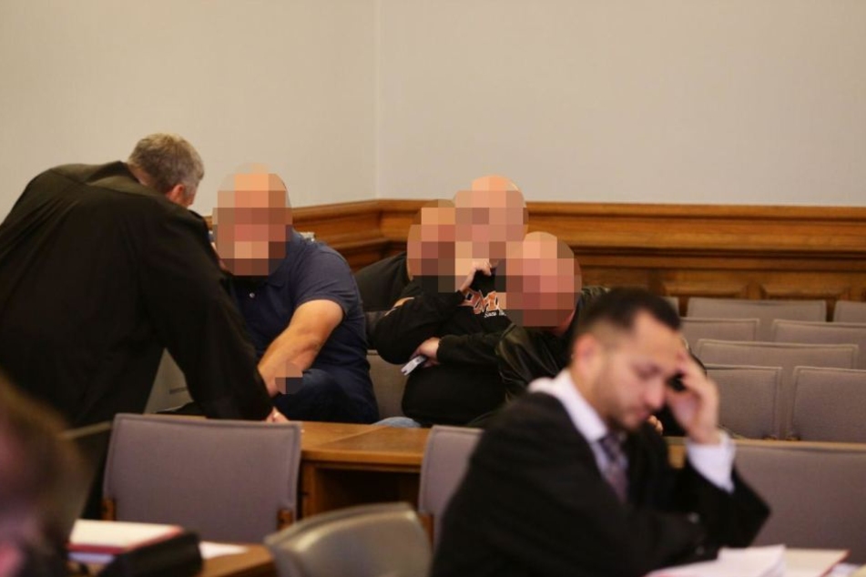 Mitglieder der Hells Angels sind ebenfalls im Gerichtssaal, verfolgen den Prozessauftakt gegen ihre Club-Mitglieder.