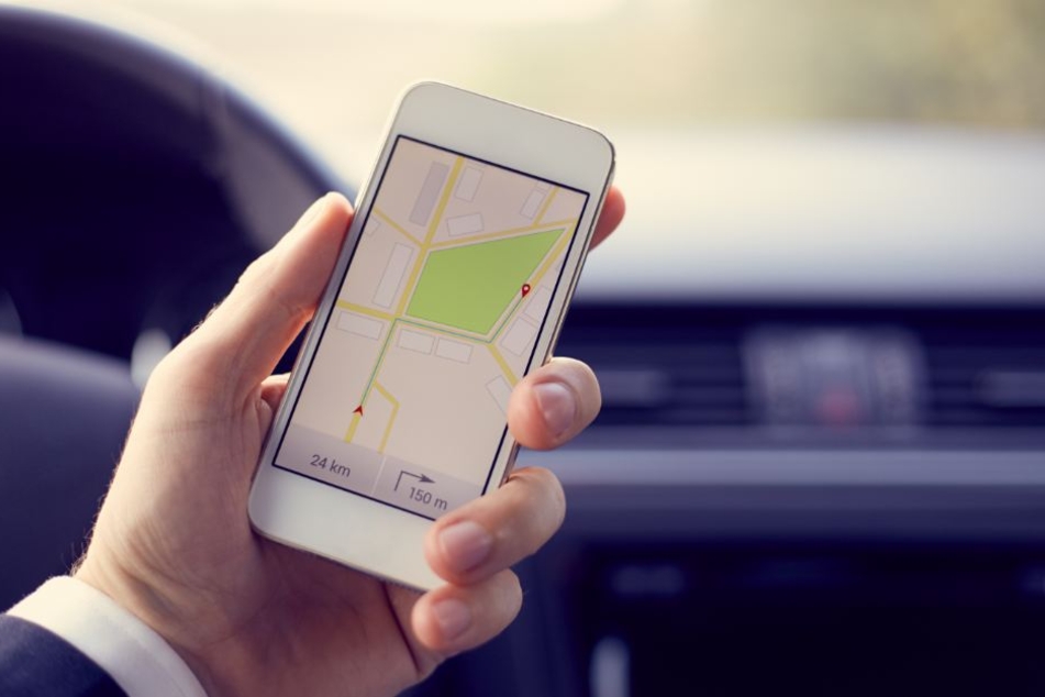Der Unfallfahrer wurde durch sein Handy abgelenkt, dass in den Fußraum gefallen war. (Symbolbild)