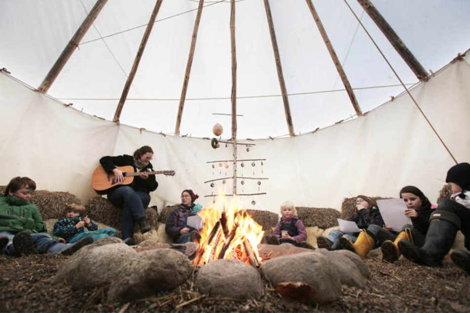 Ein Tipi dient neben dem Holzhaus als kleiner Rückzugsort.