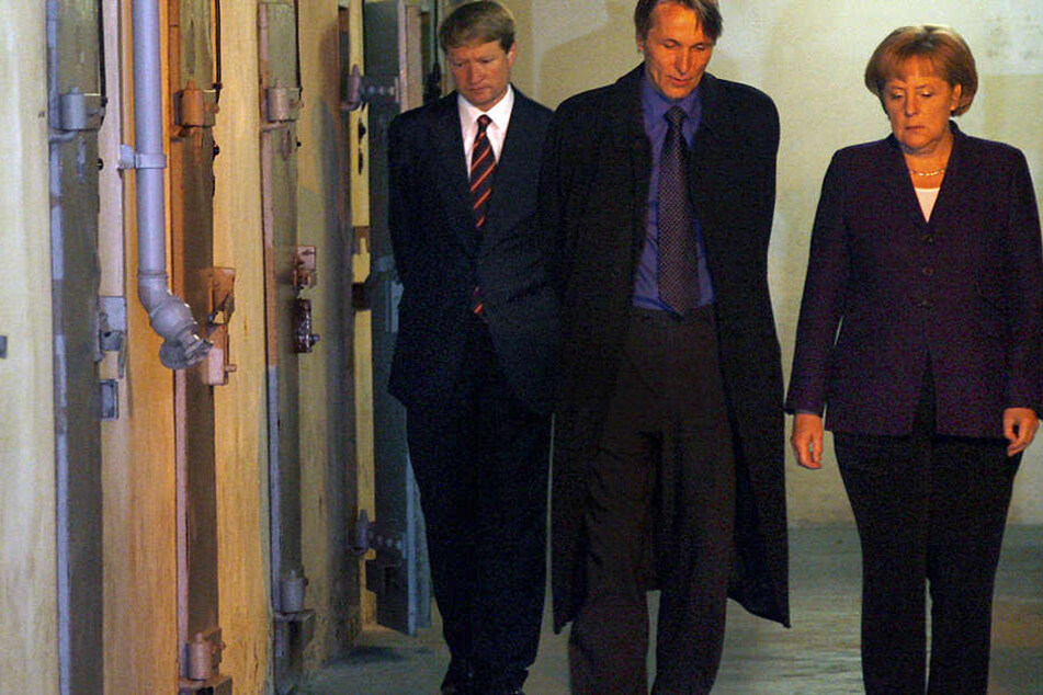 Die Kanzlerin 2009 zu Besuch im Stasi-Gefängnis mit dem damaligen Regierungssprecher Ulrich Wilhelm (l.) und dem Leiter der Gedenkstätte Hubertus Knabe.