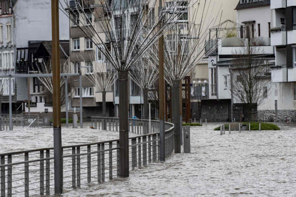 Überflutungen in der Innenstadt von Altena, nachdem der Fluss Lenne nach Dauerregen über die Ufer getreten ist.