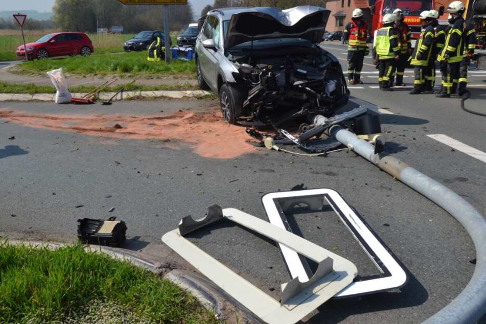 Die Ampel krachte auf den Wagen.
