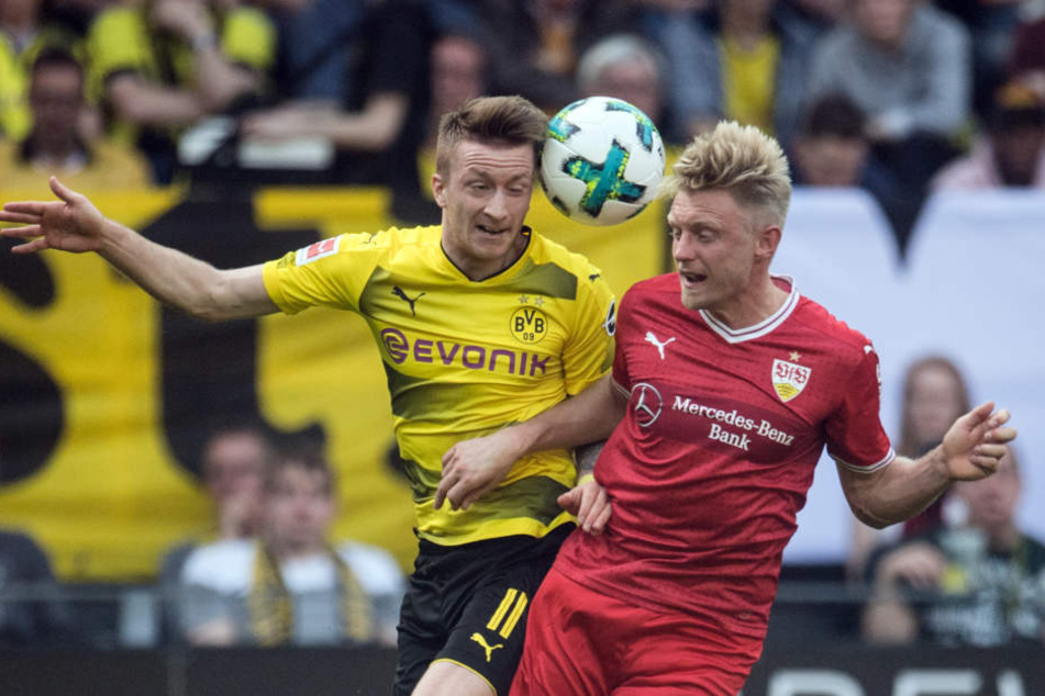 Dortmunds Marco Reus (l.) und Andreas Beck von Stuttgart versuchen an den Ball zu kommen.
