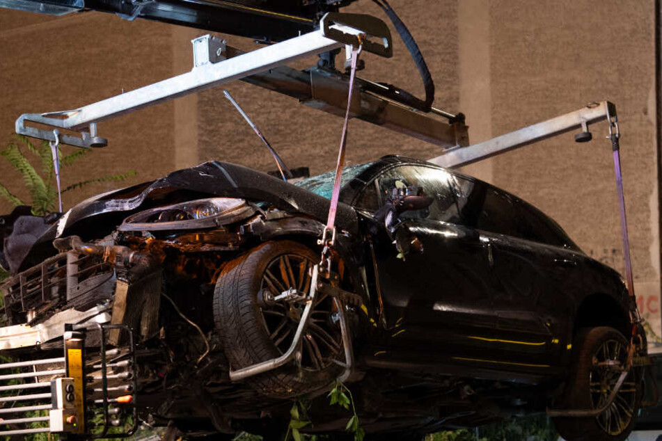 Ein zerstörter SUV wird auf einen Abschleppwagen gehoben. Im Stadtteil Mitte waren bei einem schweren Verkehrsunfall vier Menschen getötet worden.