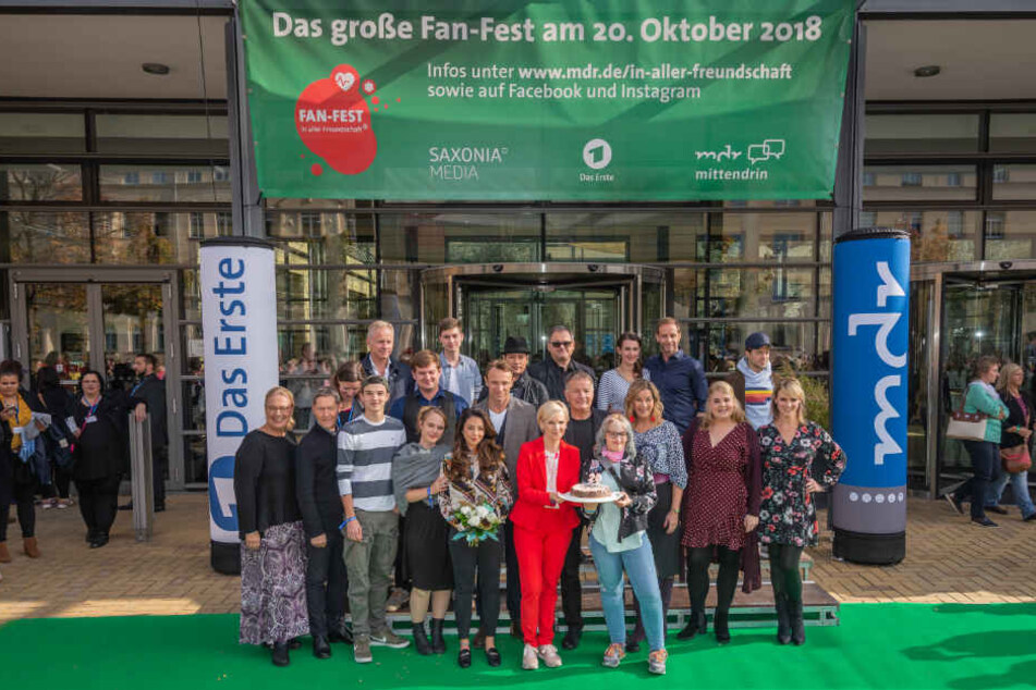 Einmal Schauspieler Thomas Rühmann (63, 4.v.r.) alias Dr. Thomas Heilmann und das Team der Sachsenklinik treffen, davon träumen viele Fans.