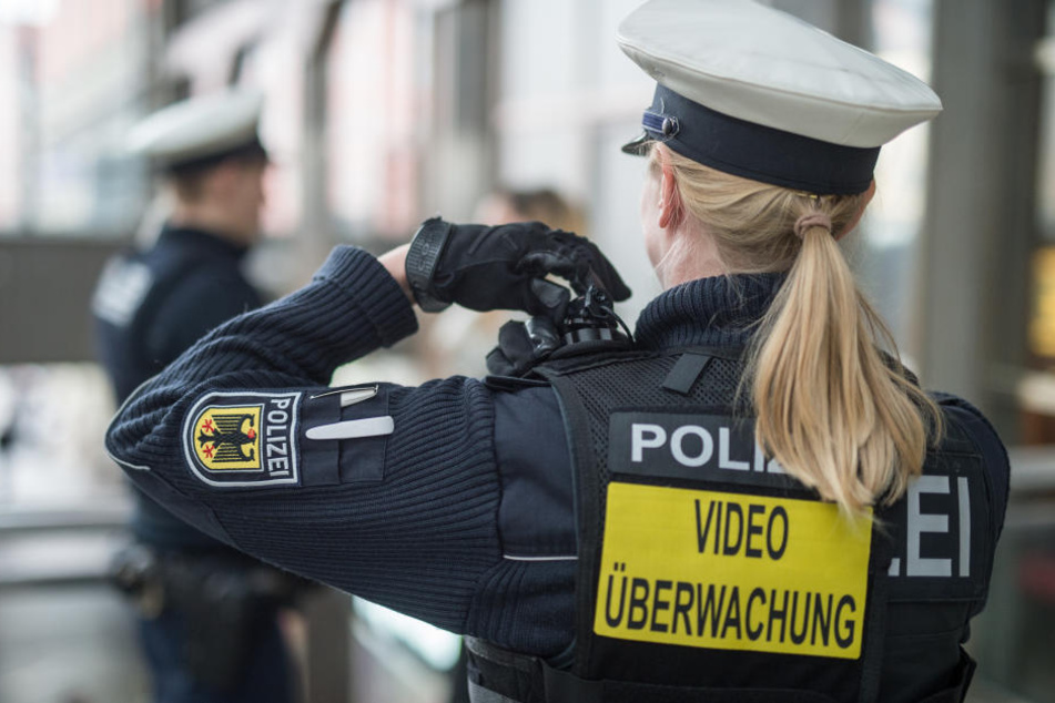 Eine Polizistin im Einsatz. (Symbolbild.)