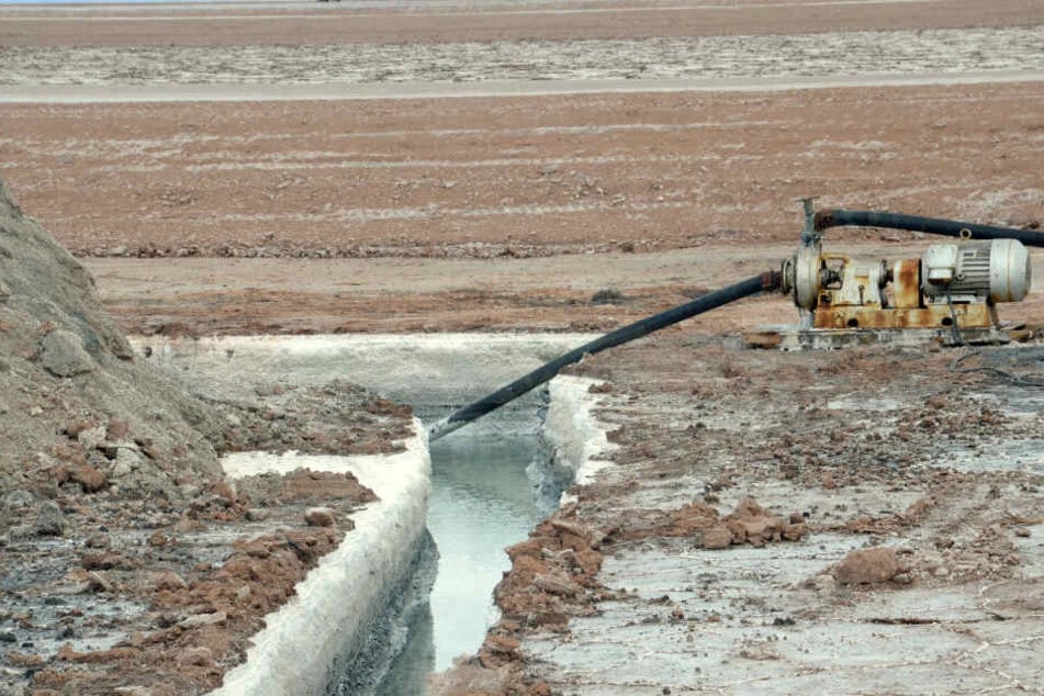 In Uyuni (Bolivien) werden Rohstofflösungen die unter der Salzkruste lagern, abgesaugt.