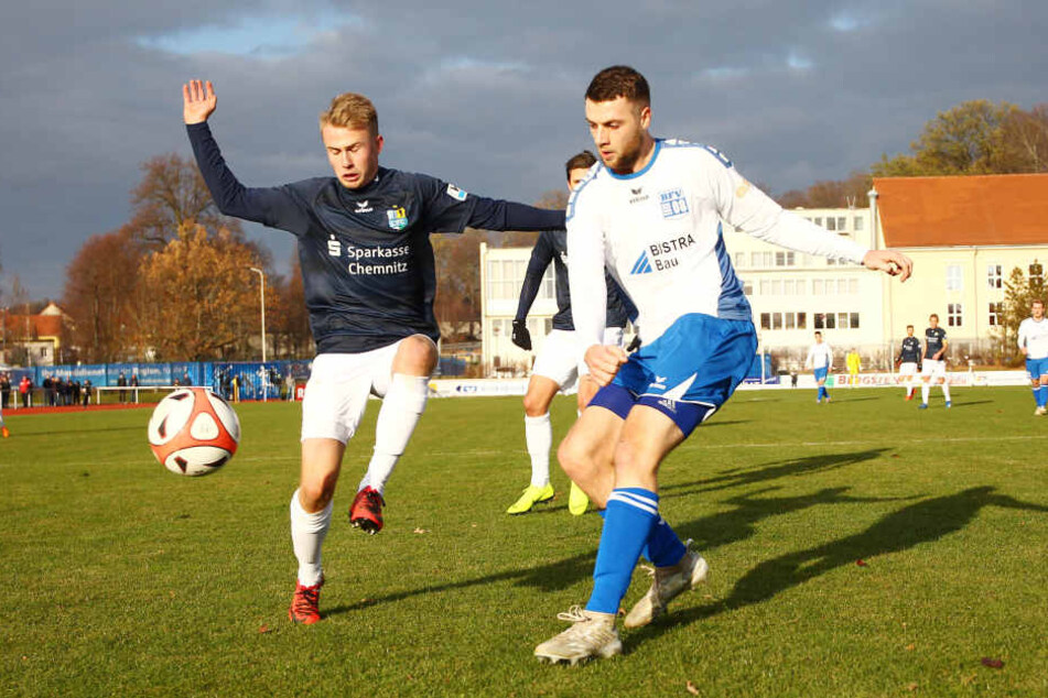 Kam nicht nur in dieser Szene gegen Tim Kießling (r.) einen Schritt zu spät: Jakob Gesien, der nach langer Verletzungspause in Bischofswerda erstmals wieder spielte.