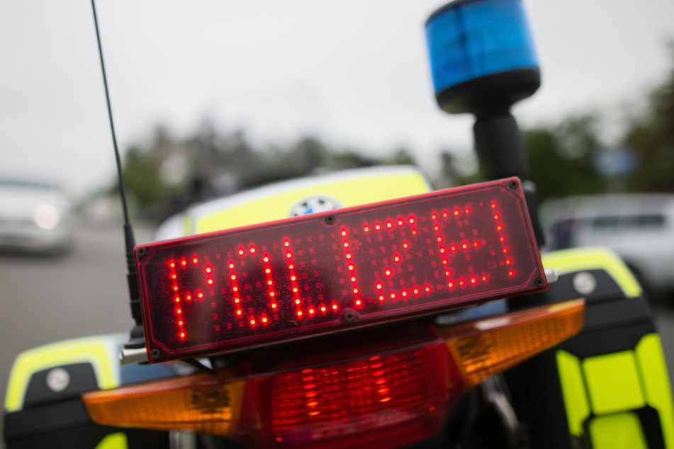 So oder so ähnlich muss es aussehen, wenn Polizeibeamte zu einer Kontrolle auffordern. (Symbolbild)