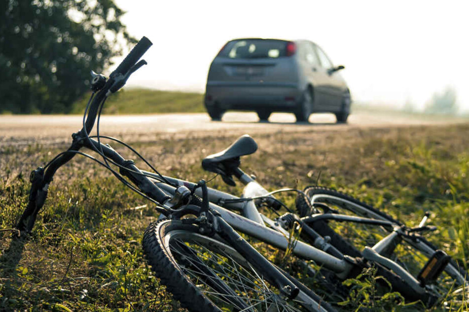 Ein 23 Jahre alter Radfahrer kam nach einem Unfall mit schweren Verletzungen ins Krankenhaus (Symbolbild).