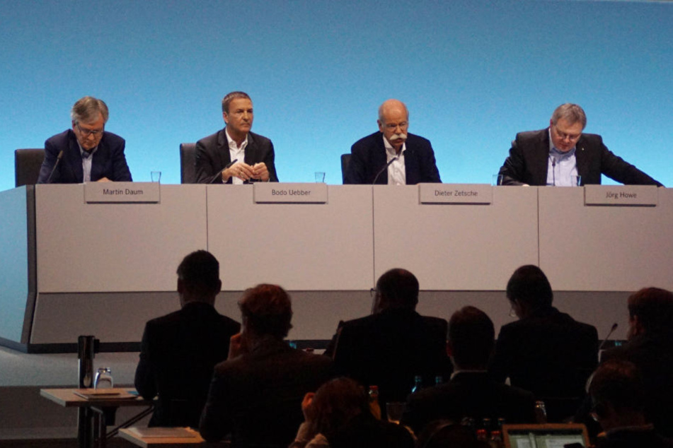 Luden zur Pressekonferenz ein (v.l.): Martin Daum (Leiter der Geschäftsfelder Daimler Trucks und Daimler Buse),, Bodo Uebber (Finanzen & Controlling), Dieter Zetsche (Vorstandsvorsitzender) und Jörg Howe (Leitung Globale Kommunikation).