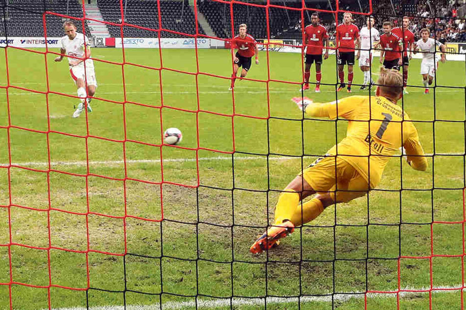 Der Elfer war von Toni Wachsmuth gar nicht so schlecht geschossen, doch SG-Keeper Kevin Broll reagierte großartig.