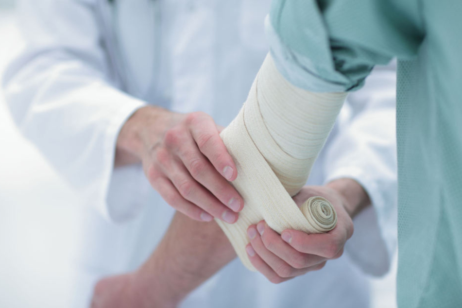 Halbnackt flüchtete der junge Mann auch aus dem Krankenhaus - trotz seines gebrochenen Armes und Temperaturen um den Gefrierpunkt. (Symbolbild)