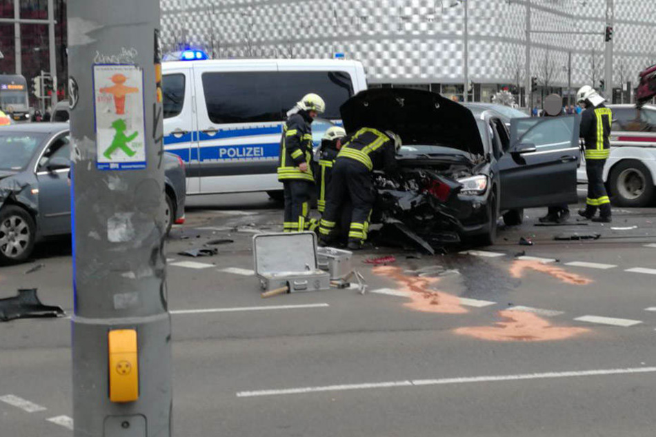 Die drei Insassen des schwarzen BMW X1 (5, 9, 42) wurden bei dem Unfall verletzt.