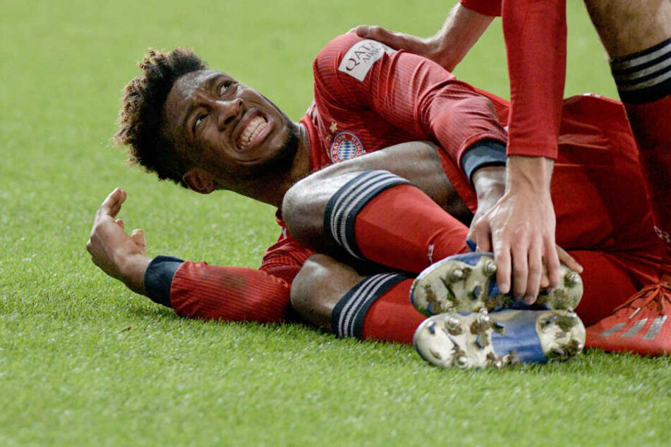 Kingsley Coman von München liegt mit schmerzverzerrtem Gesicht auf dem Rasen. Kurz vor dem Abpfiff verließ er mit einer Fußverletzung humpelnd das Feld.