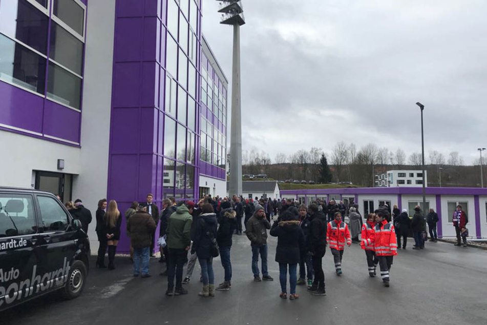 Alle schon anwesenden Fans mussten das Gebäude verlassen.