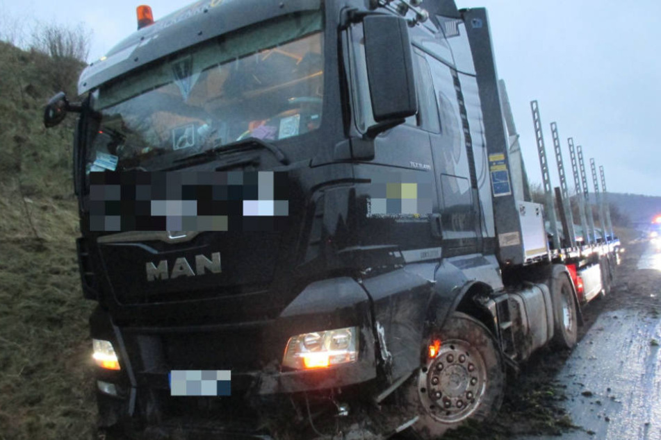 Der Sattelzugfahrerer schnitt den beim Wiedereinscheren den Lastwagen (Symbolfoto).