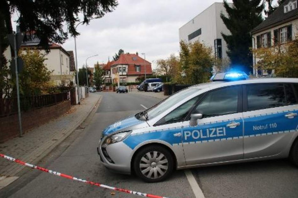 Mit einer Schusswaffe soll er die 77-Jährige zum Sex gezwungen haben. (Symbolbild)