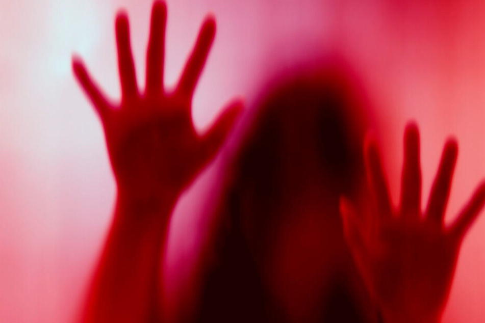 Jahrelang muss ein minderjähriges Mädchen durch die Hölle gegangen sein.