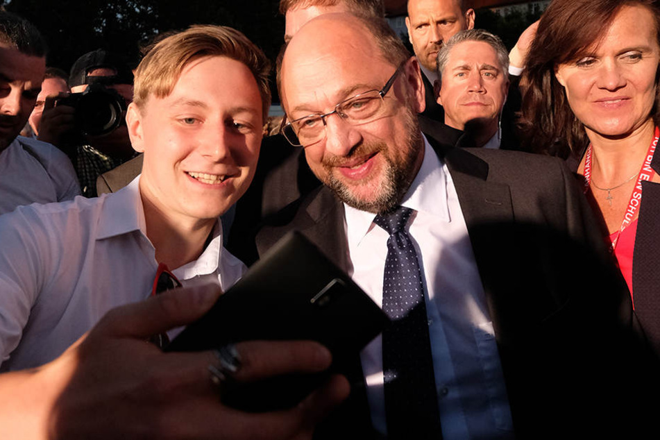 Schulz machte noch nach seinem Auftritt mit seinen Anhängern Selfies.