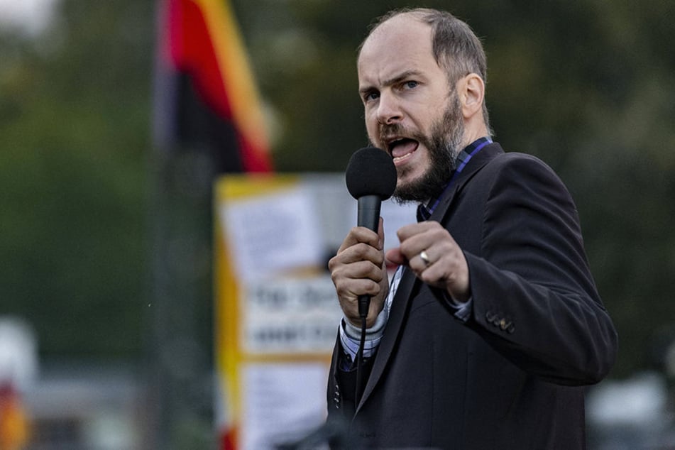 Martin Kohlmann von Pro Chemnitz sprach bei einer Demonstration vor dem Stadion vom Chemnitzer FC. Jetzt prüft die Anwaltskammer, ob der Rechtsanwalt verbal zu weit ging.