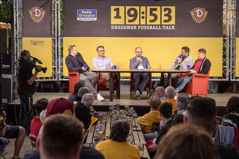 Beim Dresdner Fußball-Talk verriet Kristian Walter (2.v.r.), dass sich Ralf Minge auf dem Weg der Besserung befindet.