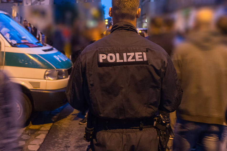 In der Dresdner Neustadt wurde ein 41 Jahre alter Mann von drei Männer beraubt und mit einer Bierflasche verletzt.