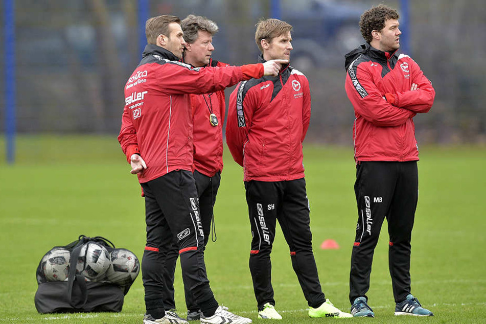 Geben beim DSC weiter den Ton an: Co-Trainer Carsten Rump (v.li.), Cheftrainer Jeff Saibene, Teammanager Sebastian Hille und Physiotherapeut Mario Bertling.