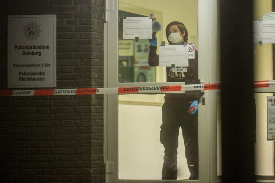 Die Polizei hat auf einer Wache in Duisburg einen mit einem Messer bewaffneten Mann erschossen. Die Spuren wurden von den Beamten am Tatort gesichert.