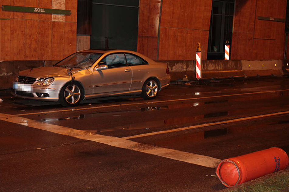 Die Gasflasche traf ein an der Ampel stehendes Auto. Zum Glück wurden die zwei Insassen nur leicht verletzt.