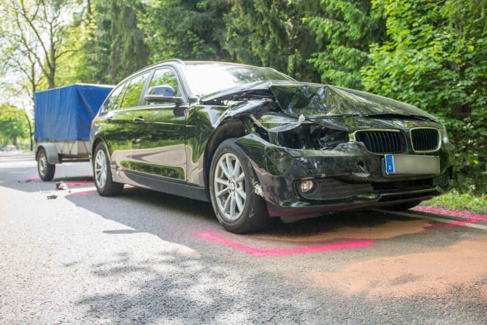 Der BMW mit Anhänger krachte in das Heck eines VW.