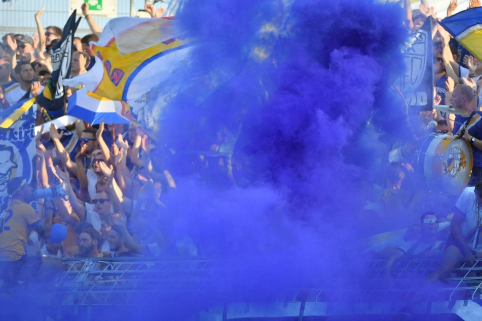 Bereits des öfteren sorgte das Fehlverhalten der eigenen Fans für empfindliche Geldstrafen. (Symbolbild)