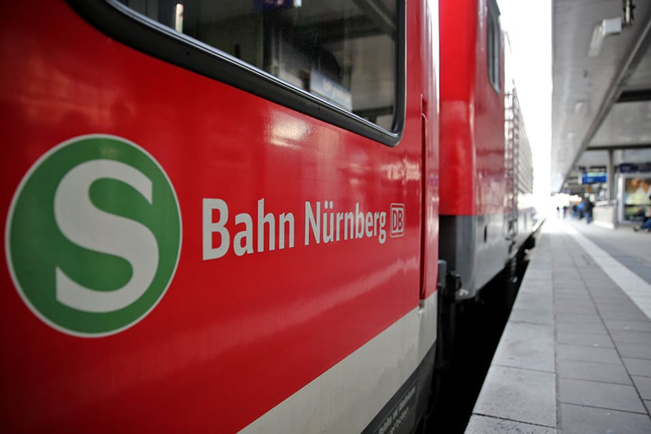 Als der 45-Jährige die Gleise verlassen wollte, erfasste ihn eine einfahrende S-Bahn. (Symbolbild)
