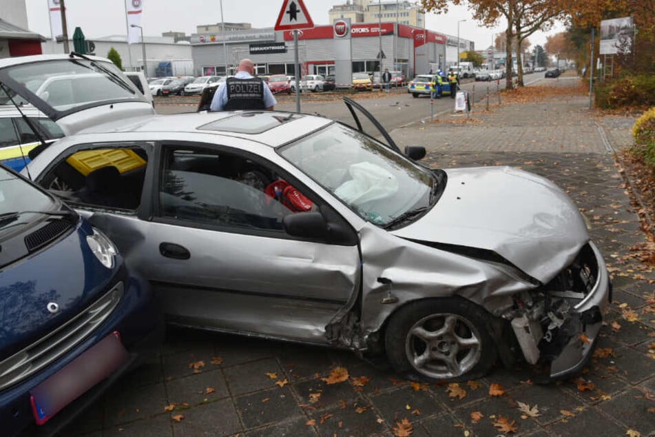 Der völlig demolierte Mazda.