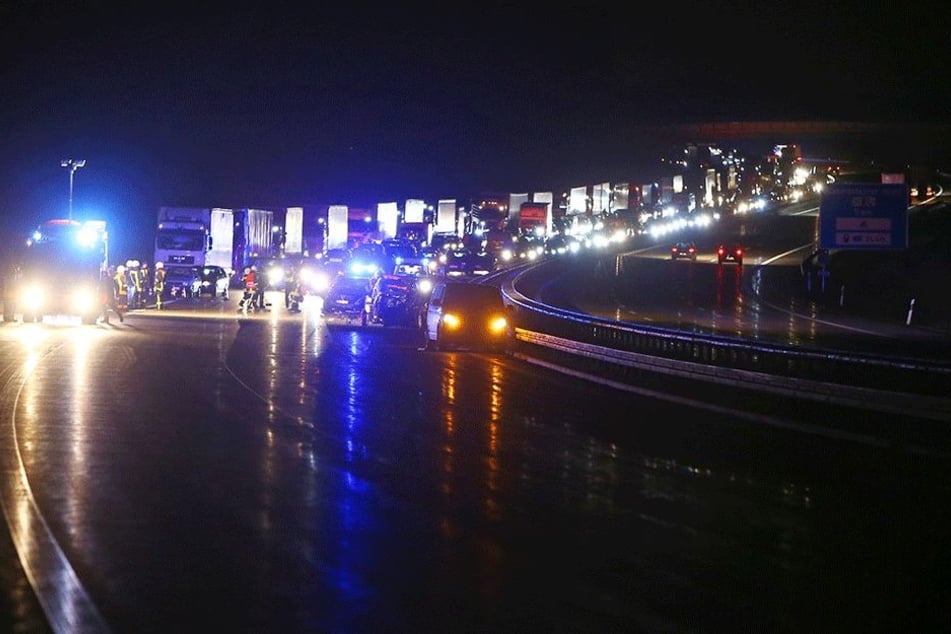 Ganze sechs Kilometer Stau bildeten sich am Montagabend auf der A4 nach einem schweren Unfall.