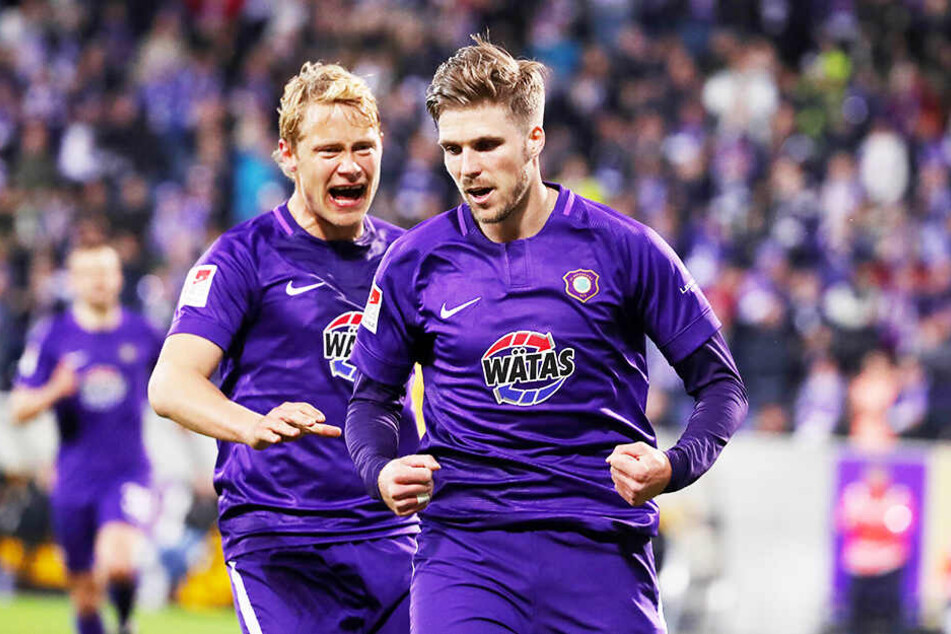 Aues Torschütze Philipp Zulechner und Teamkollege Jan Hochscheidt bejubeln die zwischenzeitliche 1:0-Führung des FCE.