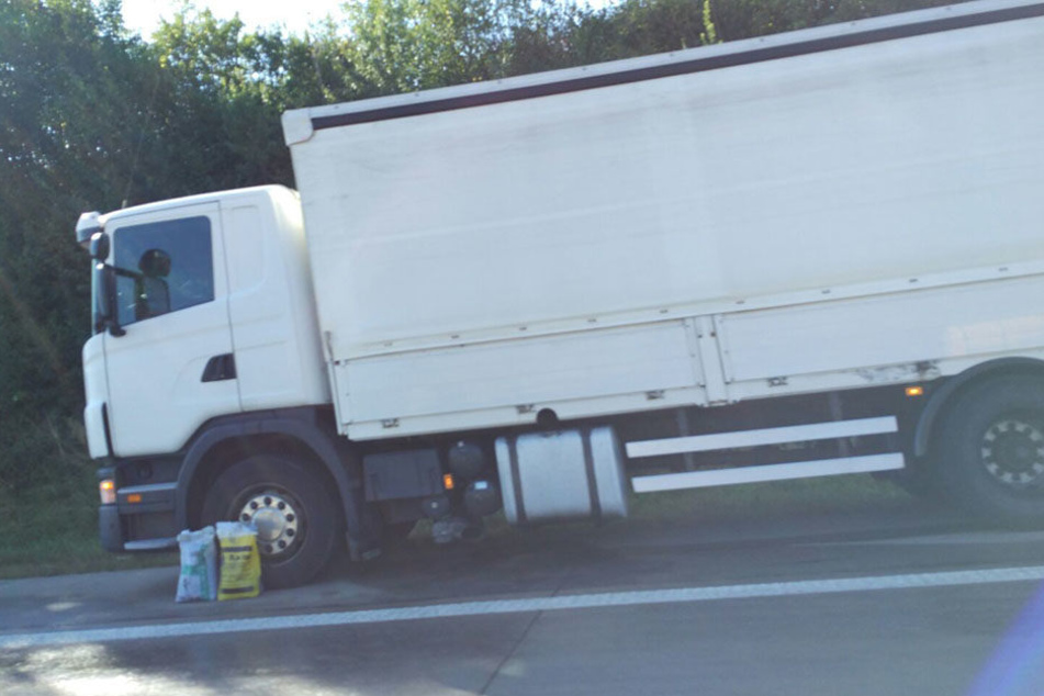 Ursache ist ein defekter Lkw auf dem Standstreifen, bei dem Diesel ausläuft.