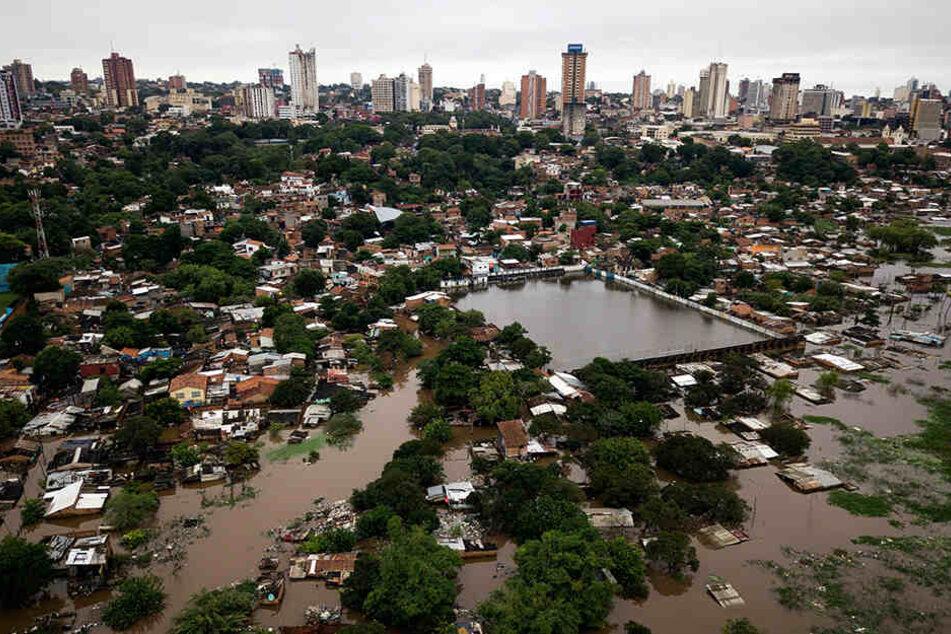 Die Luftaufnahme zeigt das überschwemmte Viertel Ricardo Brugada, hauptsächlich als La Chacarita bekannt, in der Hauptstadt von Paraguay.
