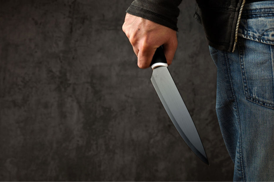 Mit lebensbedrohlichen Stichverletzungen ließen die Täter das Opfer einfach liegen (Symbolbild).