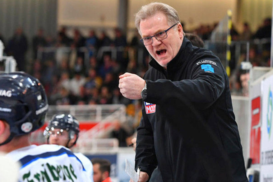Eislöwen-Coach Franz Steer konnte es auf der Bank nicht fassen, was seine Spieler für eine Leistung auf dem Eis boten.