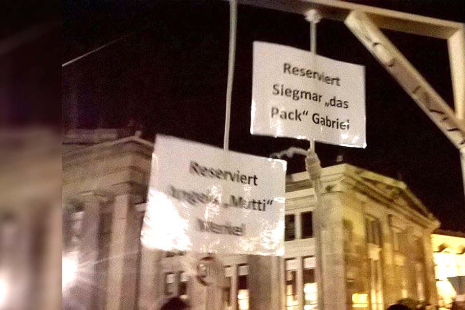 Einen für Angela Merkel und Siegmar Gabriel reservierten Galgen präsentierte ein PEGIDA-Demonstrant im Oktober 2015 auf dem Dresdner Theaterplatz.