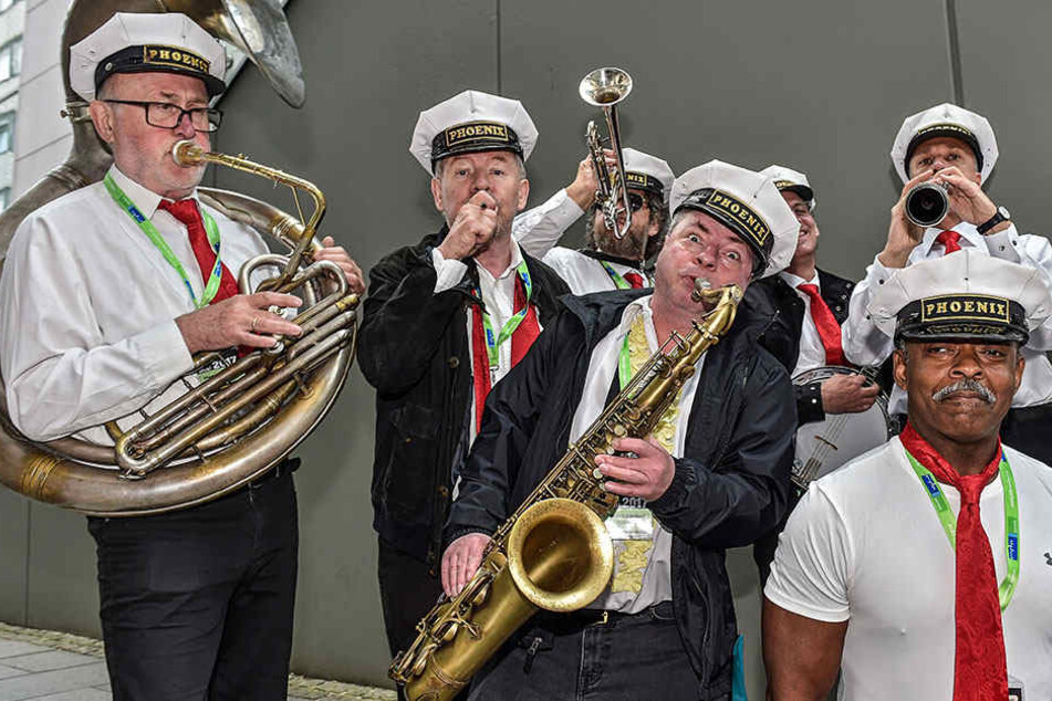 Louis Armstrong lässt grüßen: Der Saxophonist der „Phönix Brass Band“ spielt
spontan in der Prager Straße auf.