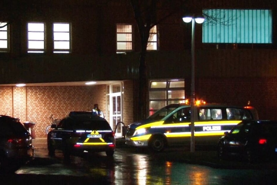 Mit mehreren Streifenwagen fuhr die Polizei vor der Turnhalle vor.